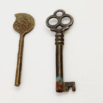 3 PIECE OF ANTIQUE KEYS