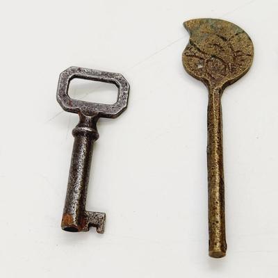 3 PIECE OF ANTIQUE KEYS