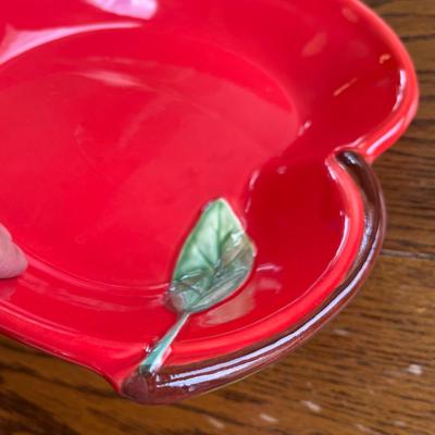 Apple shaped serving bowl