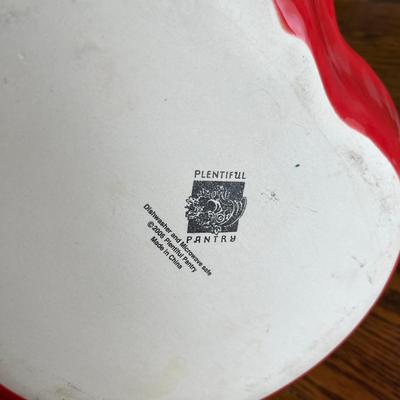 Apple shaped serving bowl
