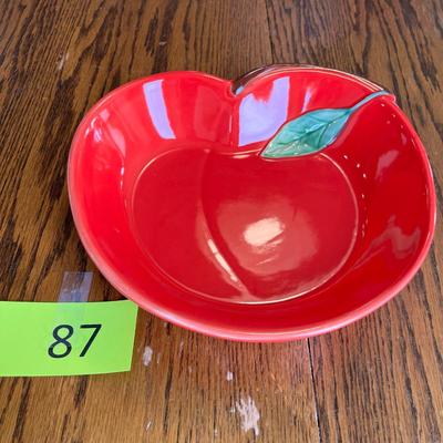 Apple shaped serving bowl