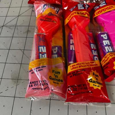 Happy Valentines (8) Pez Dispensers (NO Feet) 