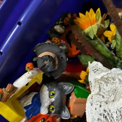 Extra Large Tub of Halloween Items 