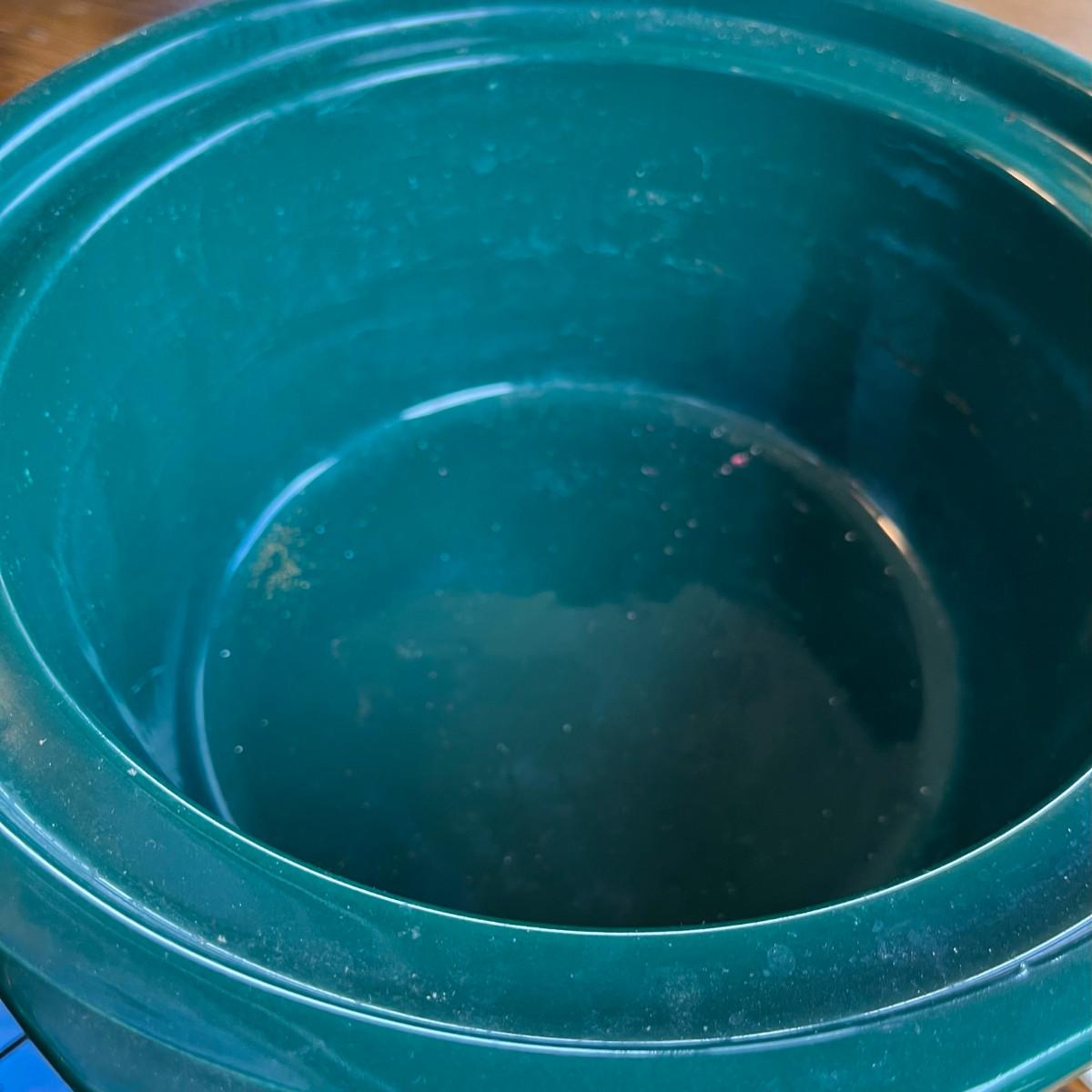 Large round crock pot