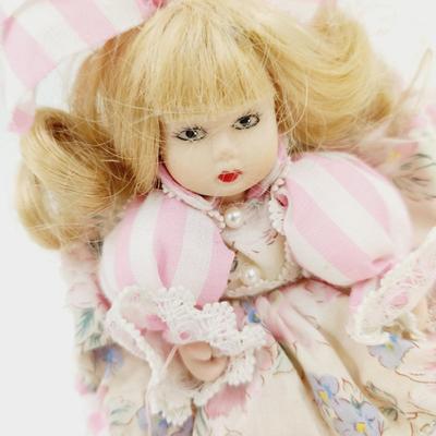 SHOW STOPPER COLLECTABLE PORCELAIN CUTE POSEABLE DOLL