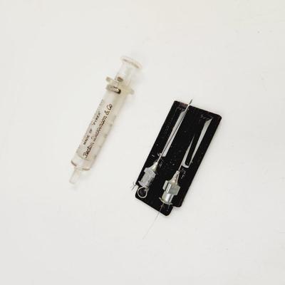 BECTON DICKSON "PYREX GLASS" SYRINGE W/ NEEDLES
