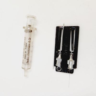 BECTON DICKSON "PYREX GLASS" SYRINGE W/ NEEDLES
