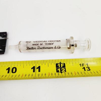 BECTON DICKSON "PYREX GLASS" SYRINGE W/ NEEDLES