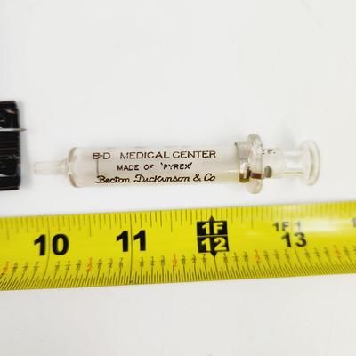 BECTON DICKSON "PYREX GLASS" SYRINGE W/ NEEDLES