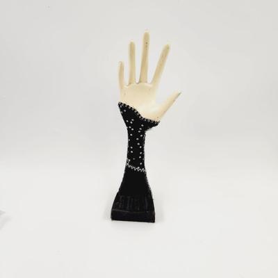WOMAN HAND RING HOLDER