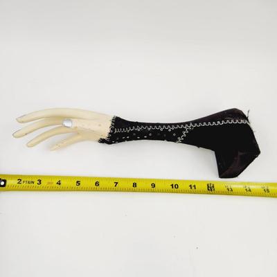 WOMAN HAND RING HOLDER