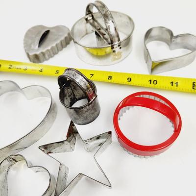 VINTAGE METAL COOKIE CUTTERS