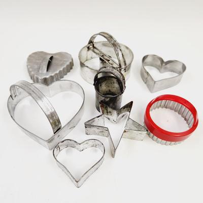VINTAGE METAL COOKIE CUTTERS