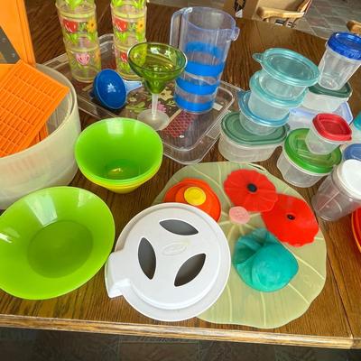 Large lot of plastic kitchenware