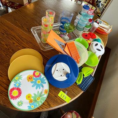 Large lot of plastic kitchenware