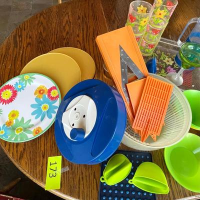 Large lot of plastic kitchenware