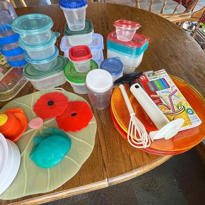 Large lot of plastic kitchenware