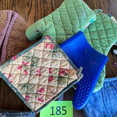 Lot of hot pads & gloves