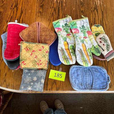 Lot of hot pads & gloves