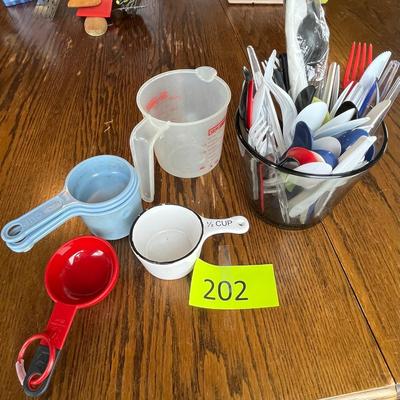 Lot of plastic ware