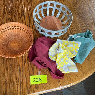 Bread baskets w/ linens