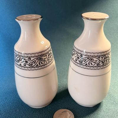 NORITAKE SALT & PEPPER SET â€œPRELUDEâ€ PATTERN