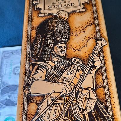 DEWARS SCOTLAND BAGPIPERS TIN