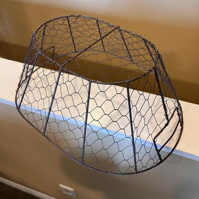 WIRE BASKET WITH HANDLES CHICKEN WIRE BODY