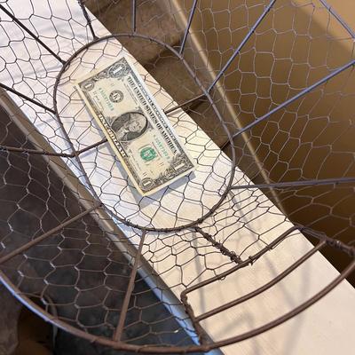WIRE BASKET WITH HANDLES CHICKEN WIRE BODY