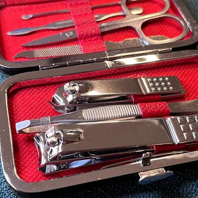 SHINY NEW MANICURE KIT IN TRAVEL CASE