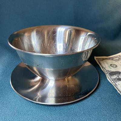 STAINLESS SERVING BOWL WITH BUILT-IN SPILL TRAY