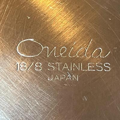 STAINLESS SERVING BOWL WITH BUILT-IN SPILL TRAY