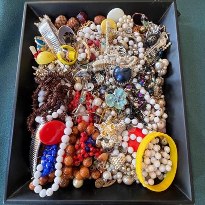 BITS AND PIECES JUNQUE JEWELRY PILE