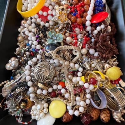 BITS AND PIECES JUNQUE JEWELRY PILE