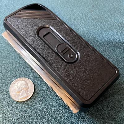 PET SHEDDING BRUSH w/ 2 COMBS- FINE OR SAWTOOTH