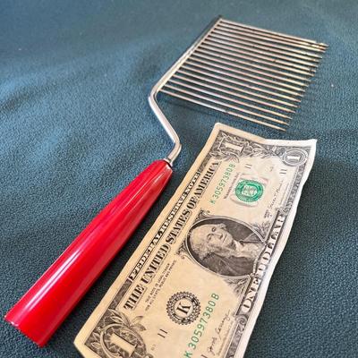 OLD FASHIONED CAKE CUTTER CHERRY BAKELITE HANDLE