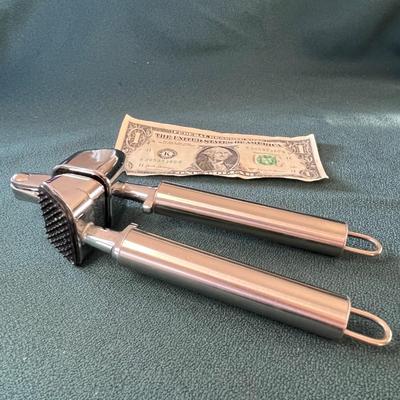 HEAVY DUTY GARLIC PRESS w/ SELF CLEANING GRILL