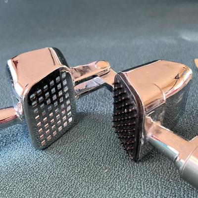 HEAVY DUTY GARLIC PRESS w/ SELF CLEANING GRILL