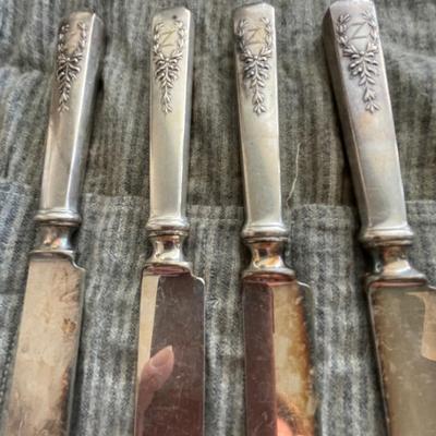 EIGHT STERLING SILVER KNIVES