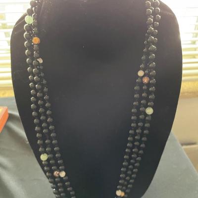 BLACK AND COLORED BEADED NECKLACE
