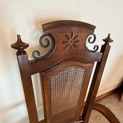White Furniture Company Dining room Table with 2 leaves and 6 chairs