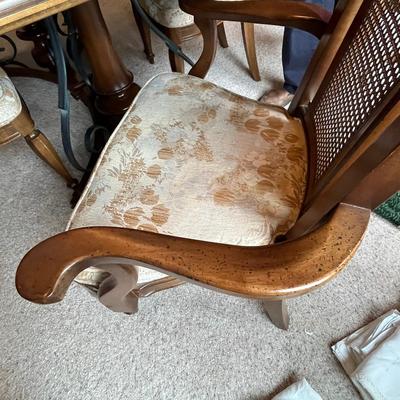 White Furniture Company Dining room Table with 2 leaves and 6 chairs