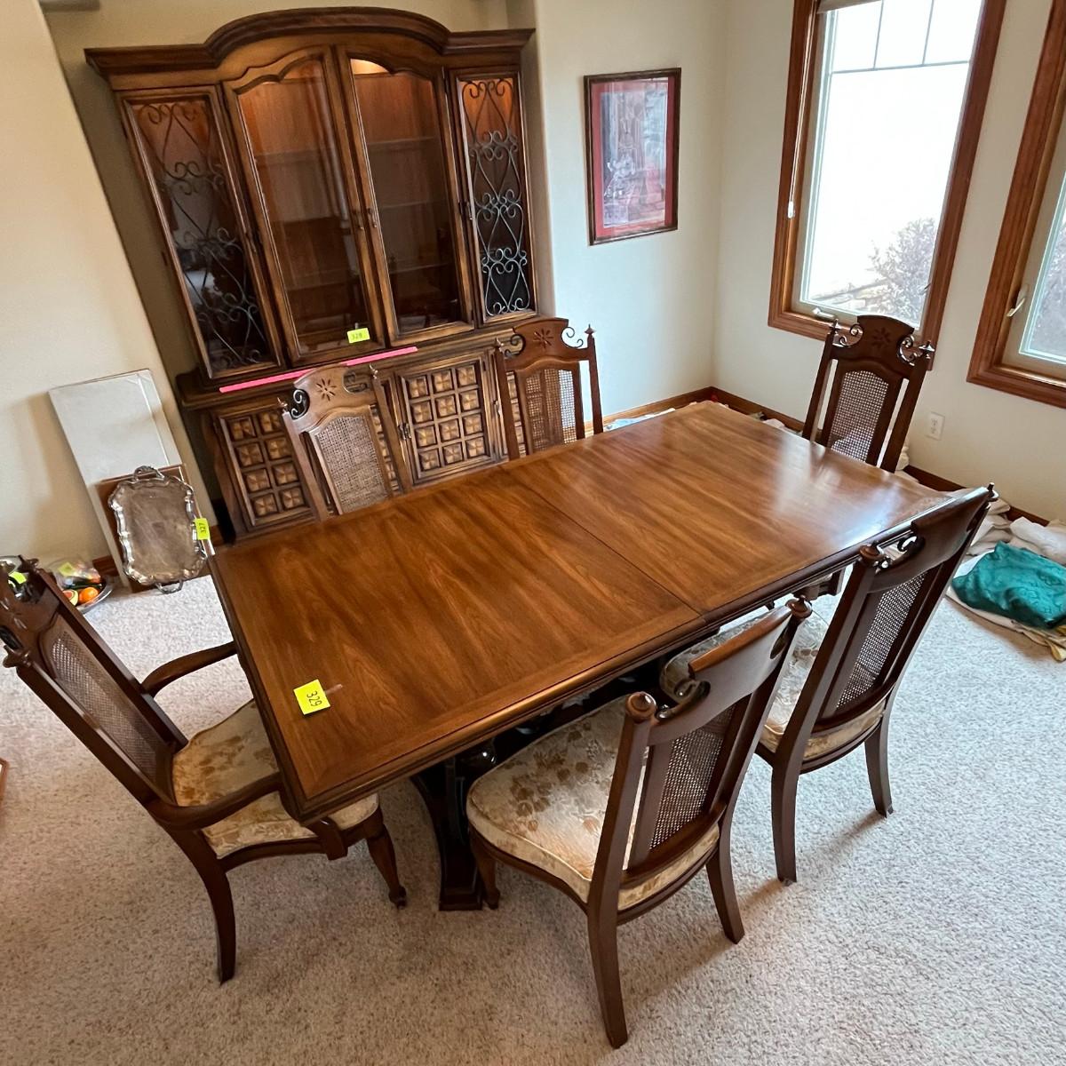 White Furniture Company Dining room Table with 2 leaves and 6 chairs