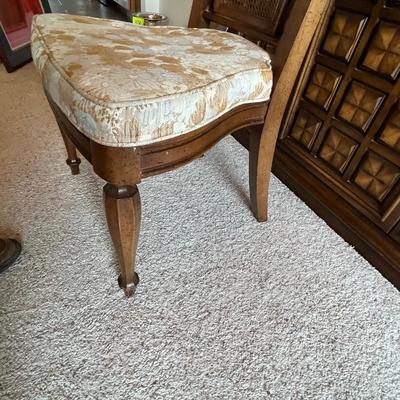 White Furniture Company Dining room Table with 2 leaves and 6 chairs