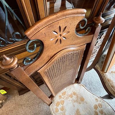 White Furniture Company Dining room Table with 2 leaves and 6 chairs