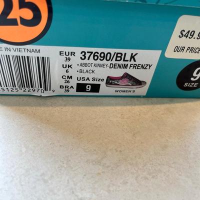 Sketchers Sneakers