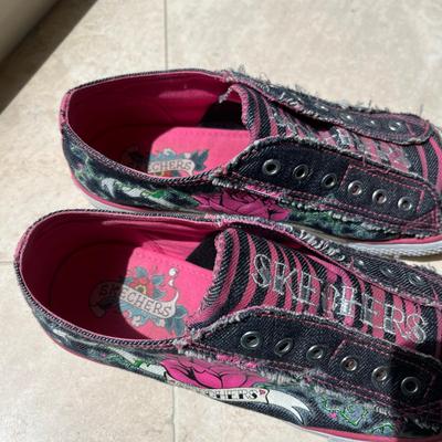 Sketchers Sneakers