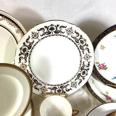 1493 Lot of Various Makers of Bone China , Wedgwood, Oxford, Royal Doulton