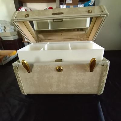 SAMSONITE COSMETIC LUGGAGE WITH TRAY AND KEY