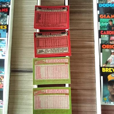 LARGE BOX OF BASEBALL TRADING CARDS